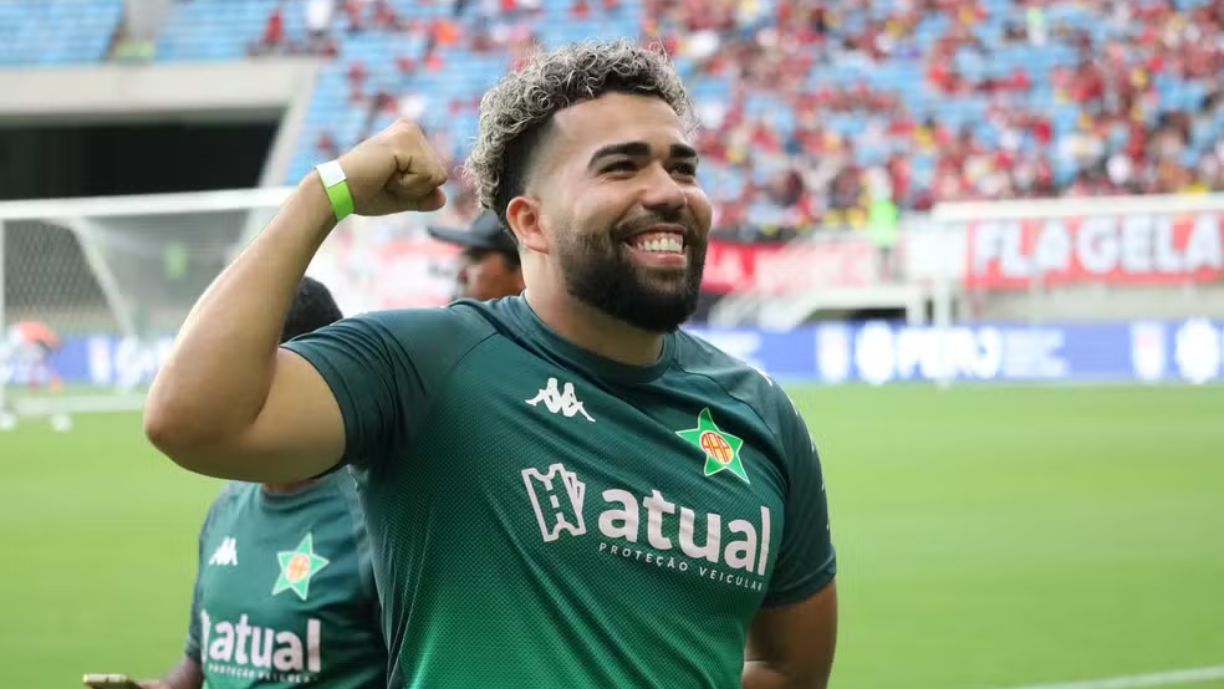 E ESSA? REPAROU QUE SÓSIA DE GABIGOL ESTAVA ATUANDO COMO GANDULA NO FLAMENGO X PORTUGUESA?